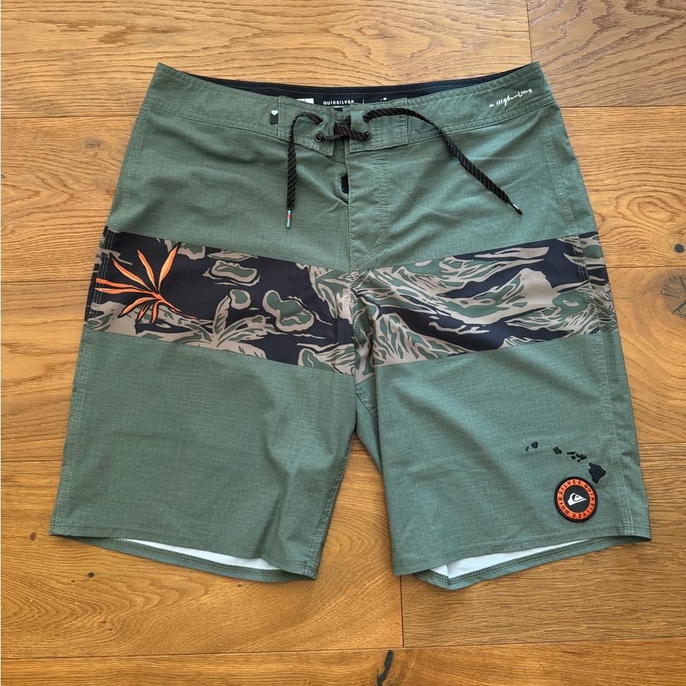 MENS QUICKSILVER BOARD SHORTS SIZE 34